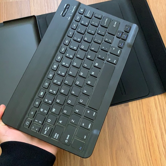 iPad case + chargeable wireless Bluetooth keyboard - Picture 2 of 9